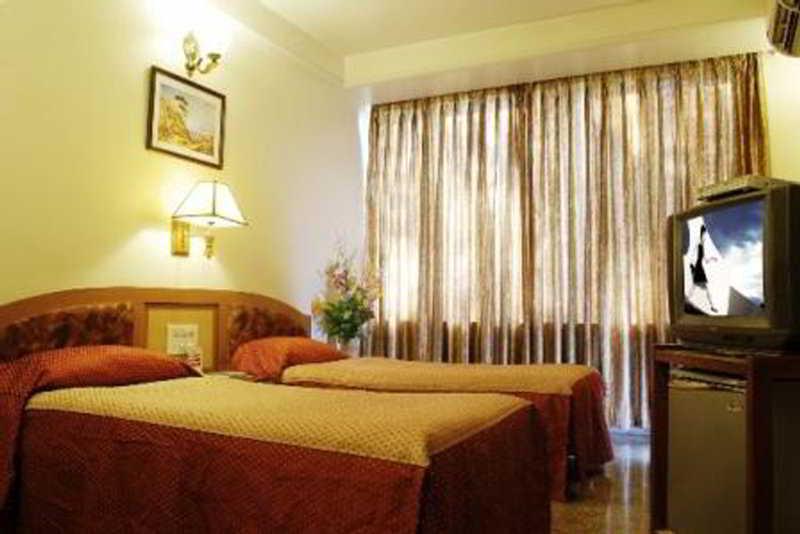 Hotel Mandakini Ambience Пуна Номер фото